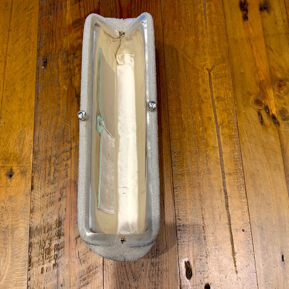 Golden Rose Vintage White Beaded Clutch with Intricate Flower Petal Detail - Picture 6 of 8